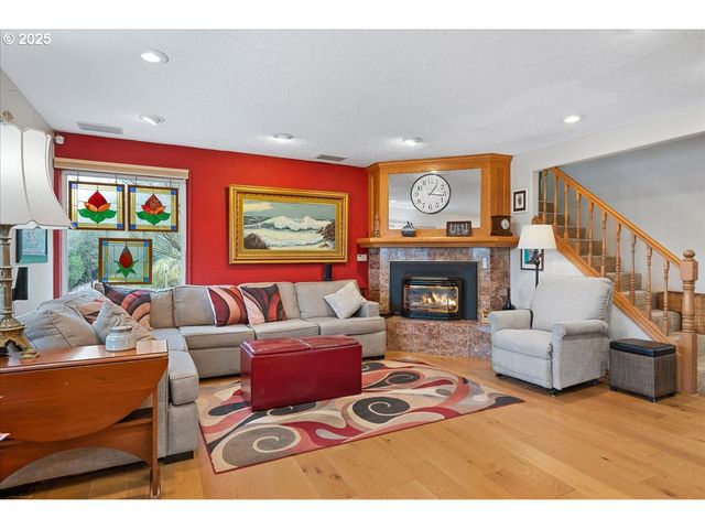 615 N TOMAHAWK ISLAND Dr, Portland, OR 97217