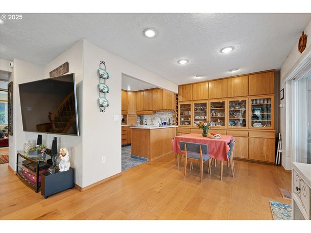 615 N TOMAHAWK ISLAND Dr, Portland, OR 97217