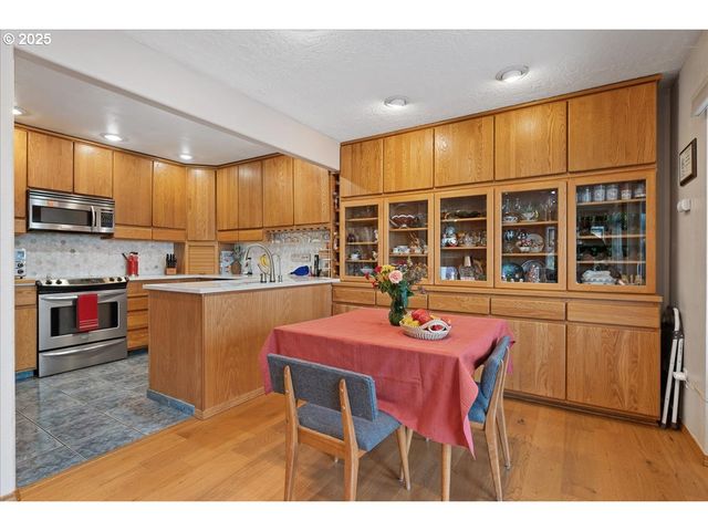 615 N TOMAHAWK ISLAND Dr, Portland, OR 97217