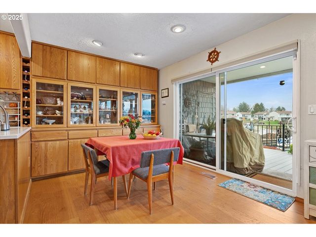 615 N TOMAHAWK ISLAND Dr, Portland, OR 97217