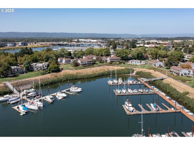 615 N TOMAHAWK ISLAND Dr, Portland, OR 97217