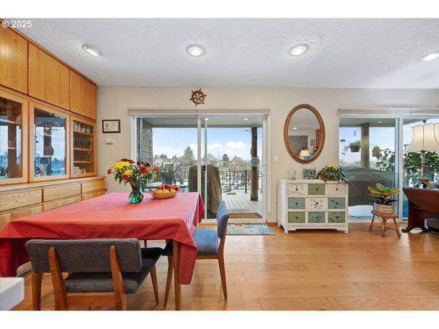 615 N TOMAHAWK ISLAND Dr, Portland, OR 97217