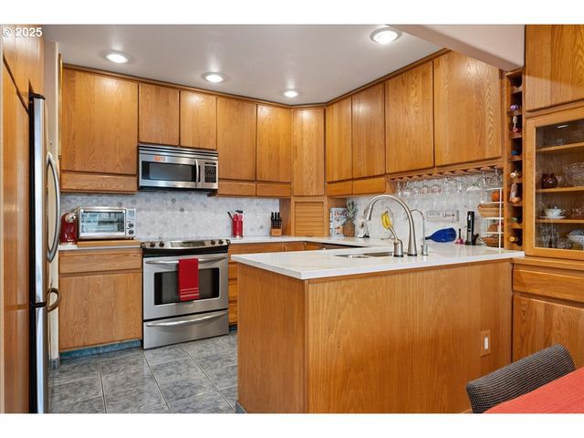 615 N TOMAHAWK ISLAND Dr, Portland, OR 97217