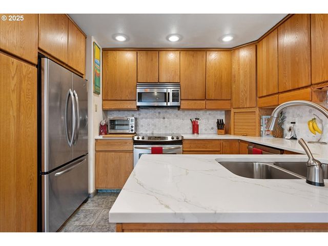 615 N TOMAHAWK ISLAND Dr, Portland, OR 97217