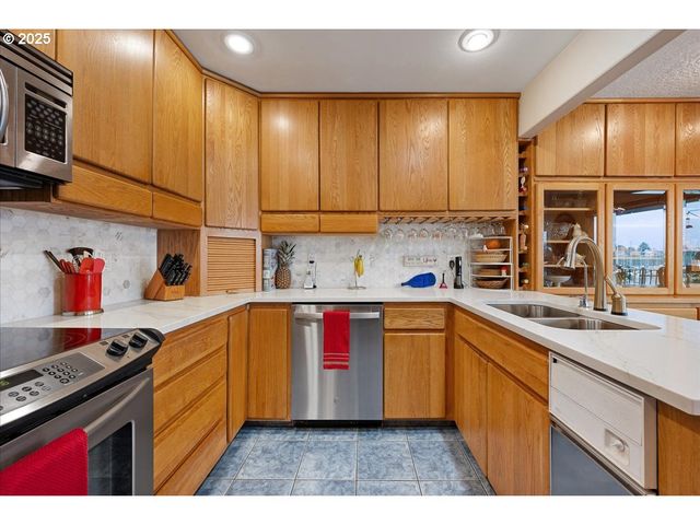 615 N TOMAHAWK ISLAND Dr, Portland, OR 97217