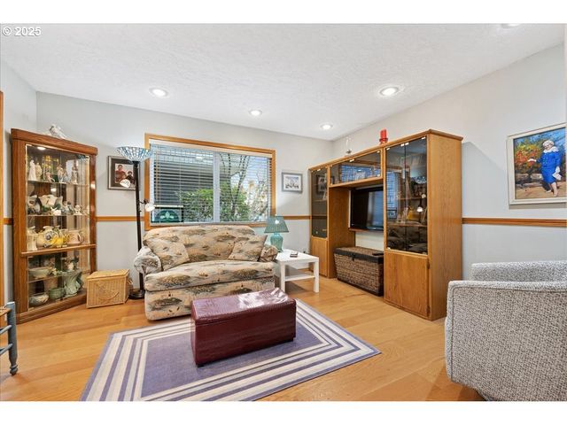 615 N TOMAHAWK ISLAND Dr, Portland, OR 97217