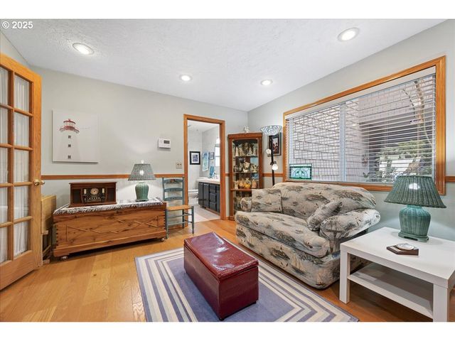 615 N TOMAHAWK ISLAND Dr, Portland, OR 97217