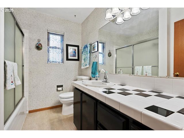 615 N TOMAHAWK ISLAND Dr, Portland, OR 97217