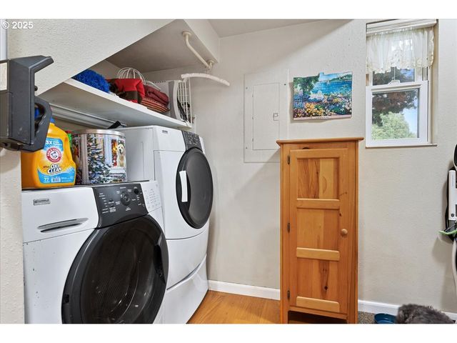 615 N TOMAHAWK ISLAND Dr, Portland, OR 97217