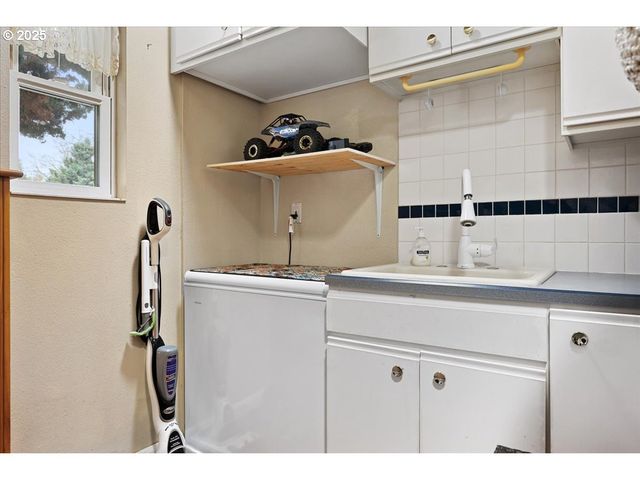 615 N TOMAHAWK ISLAND Dr, Portland, OR 97217