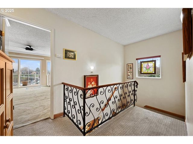 615 N TOMAHAWK ISLAND Dr, Portland, OR 97217