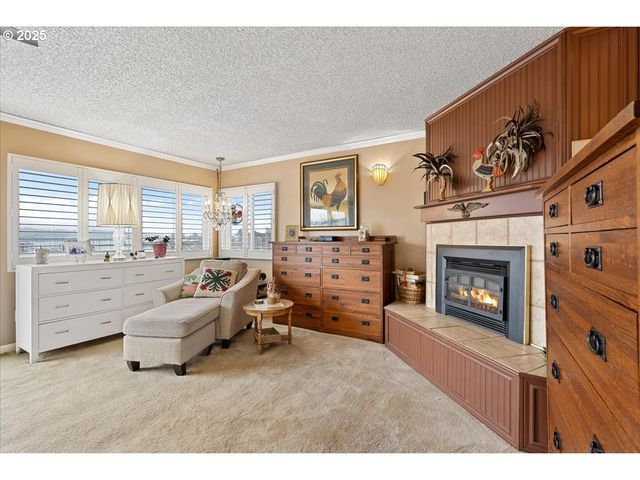 615 N TOMAHAWK ISLAND Dr, Portland, OR 97217