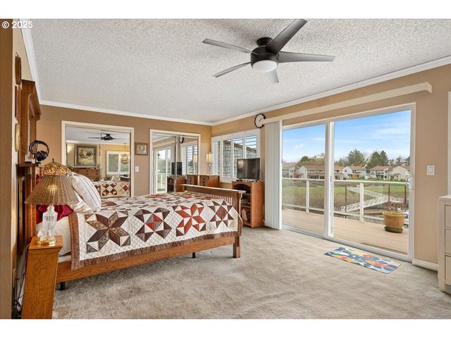 615 N TOMAHAWK ISLAND Dr, Portland, OR 97217