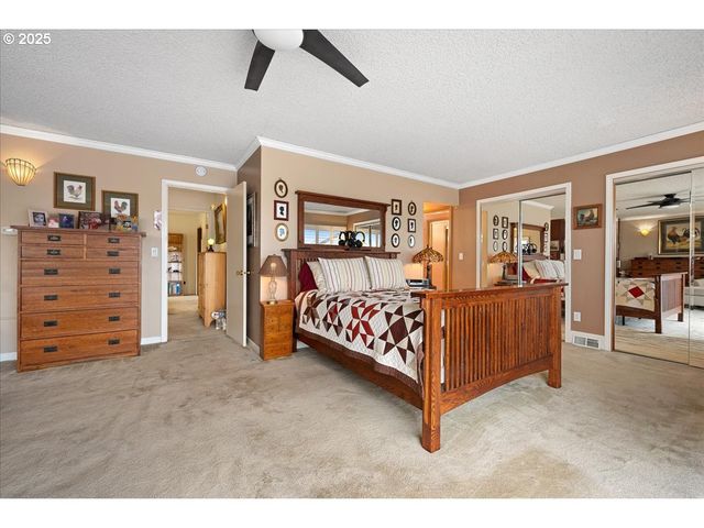 615 N TOMAHAWK ISLAND Dr, Portland, OR 97217