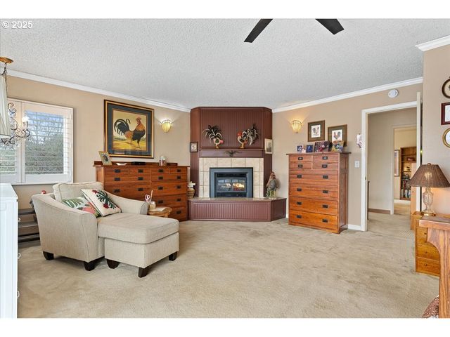 615 N TOMAHAWK ISLAND Dr, Portland, OR 97217