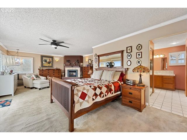 615 N TOMAHAWK ISLAND Dr, Portland, OR 97217