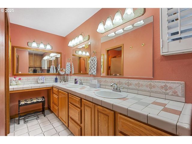 615 N TOMAHAWK ISLAND Dr, Portland, OR 97217