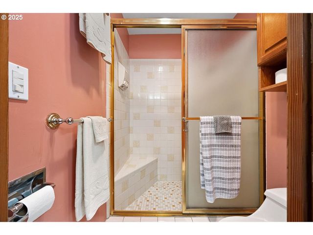 615 N TOMAHAWK ISLAND Dr, Portland, OR 97217