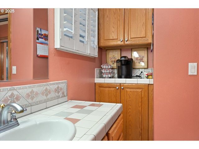 615 N TOMAHAWK ISLAND Dr, Portland, OR 97217