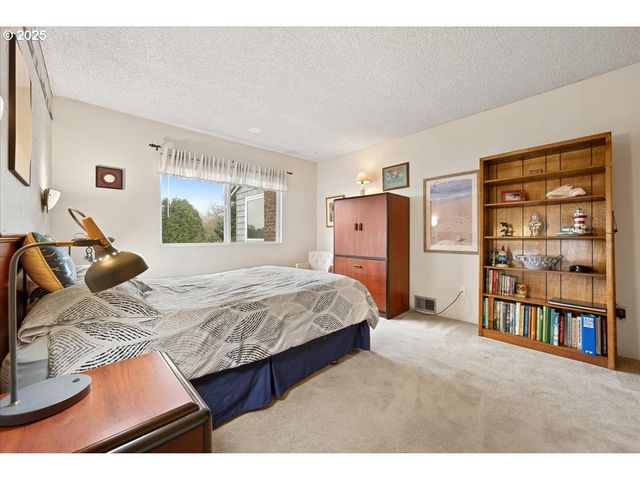 615 N TOMAHAWK ISLAND Dr, Portland, OR 97217