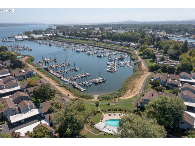 615 N TOMAHAWK ISLAND Dr, Portland, OR 97217