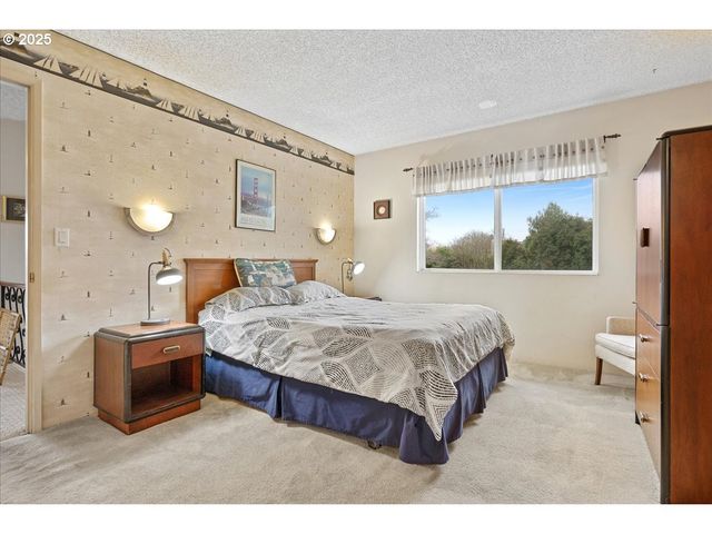 615 N TOMAHAWK ISLAND Dr, Portland, OR 97217