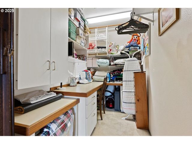 615 N TOMAHAWK ISLAND Dr, Portland, OR 97217