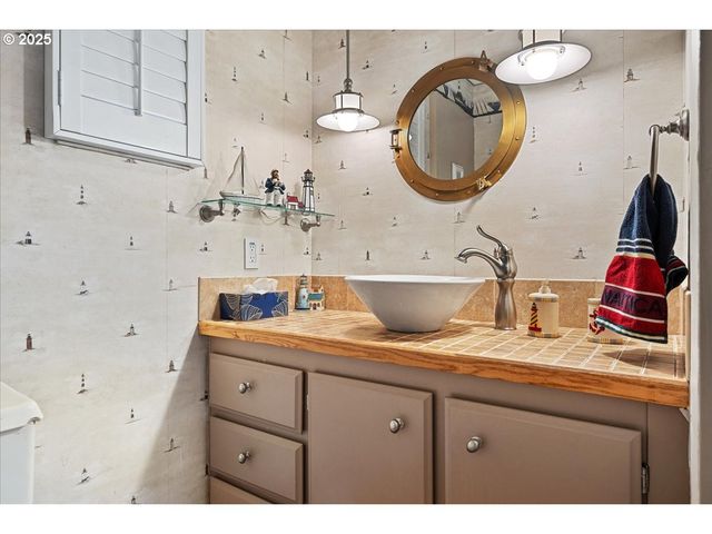 615 N TOMAHAWK ISLAND Dr, Portland, OR 97217