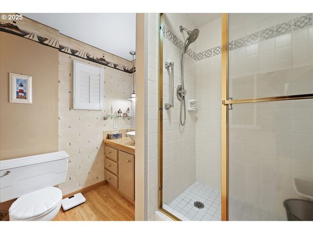 615 N TOMAHAWK ISLAND Dr, Portland, OR 97217