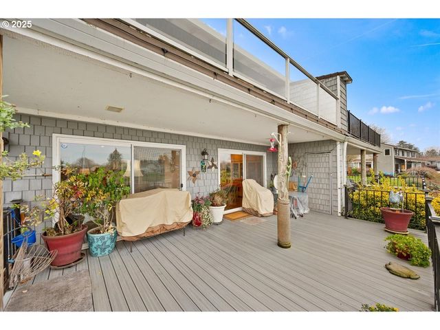 615 N TOMAHAWK ISLAND Dr, Portland, OR 97217