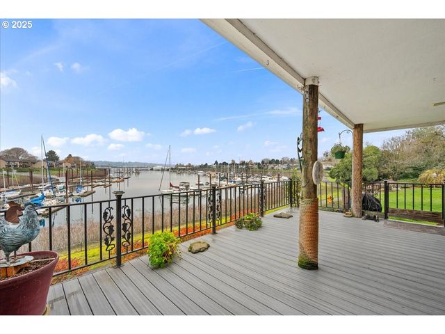 615 N TOMAHAWK ISLAND Dr, Portland, OR 97217