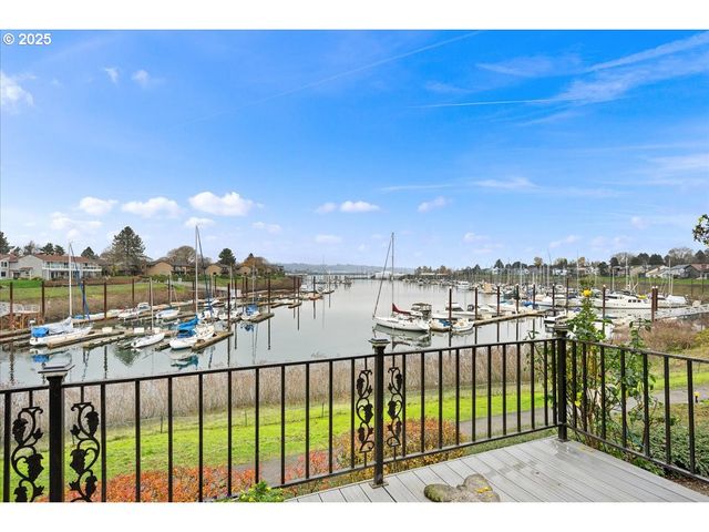 615 N TOMAHAWK ISLAND Dr, Portland, OR 97217