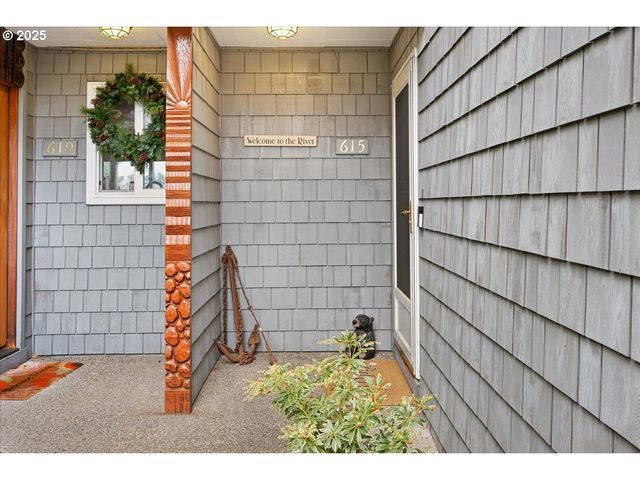 615 N TOMAHAWK ISLAND Dr, Portland, OR 97217