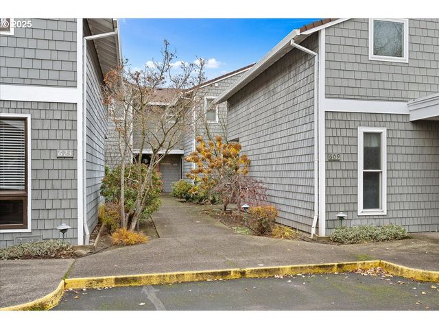 615 N TOMAHAWK ISLAND Dr, Portland, OR 97217