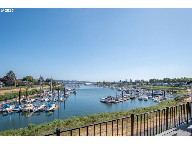 615 N TOMAHAWK ISLAND Dr, Portland, OR 97217