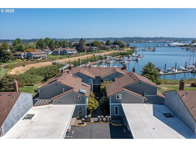 615 N TOMAHAWK ISLAND Dr, Portland, OR 97217