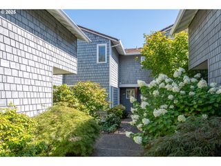 615 N TOMAHAWK ISLAND Dr, Portland, OR 97217