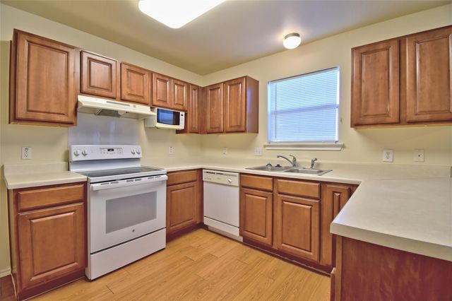 106 Phillips ST, Hutto, TX 78634