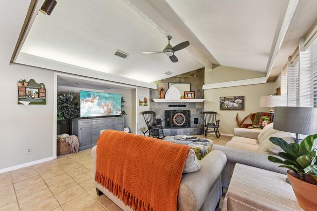 111 Post Oak DR, Elgin, TX 78621