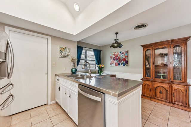 111 Post Oak DR, Elgin, TX 78621