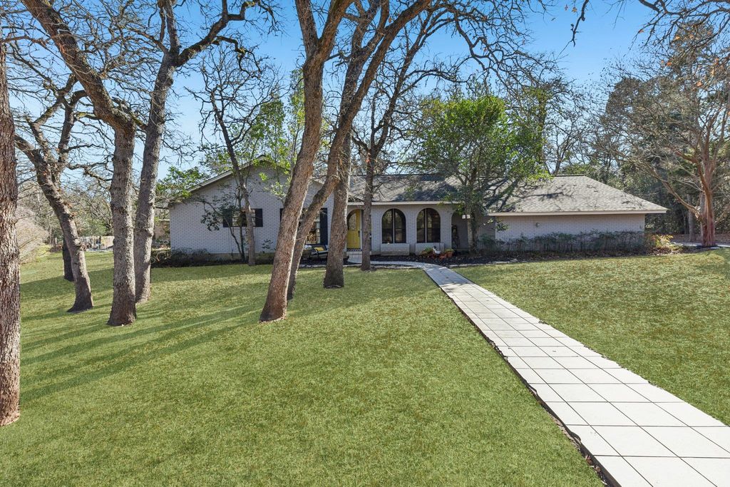111 Post Oak DR, Elgin, TX 78621