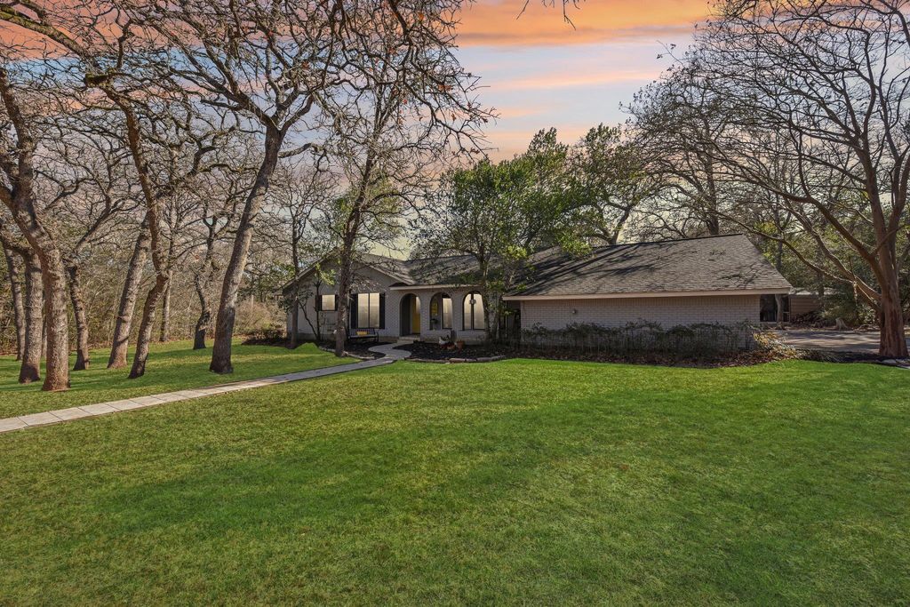 111 Post Oak DR, Elgin, TX 78621