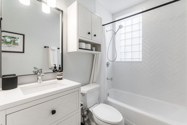 726 W Addison Street 3, Chicago, IL 60613