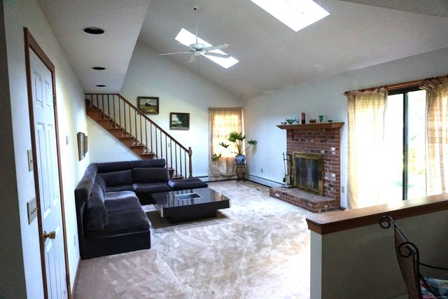 24 Green Woods Lane, Farmington, CT 06085