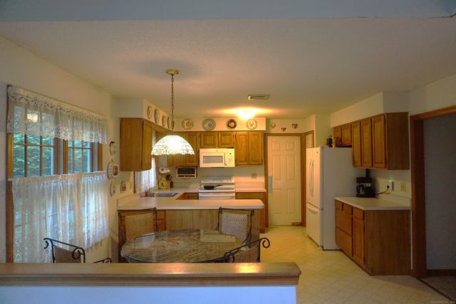 24 Green Woods Lane, Farmington, CT 06085