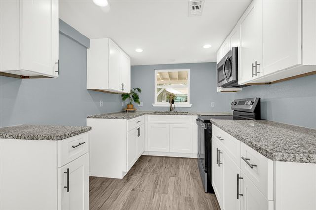 507 E 3rd Street, El Campo, TX 77437