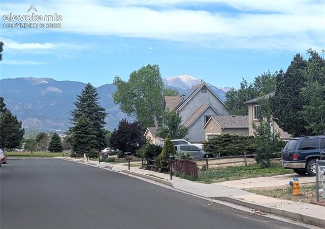 3241 Foxridge Drive, Colorado Springs, CO 80916