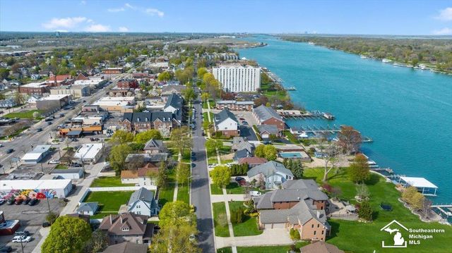 2767 Riverside Drive, Trenton, MI 48173