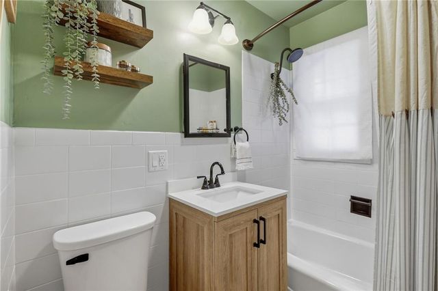 6133 BROOKSIDE Boulevard, Kansas City, MO 64113