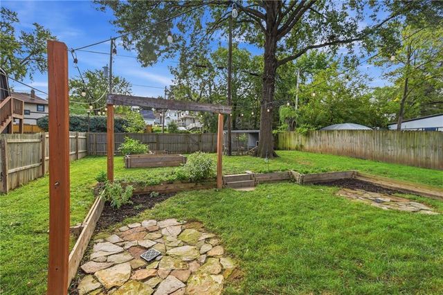 6133 BROOKSIDE Boulevard, Kansas City, MO 64113